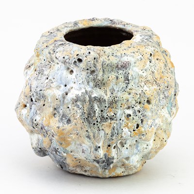 Lot 3 - AKI MORIUCHI (born 1947); a globular stoneware...