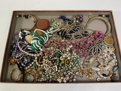 Lot 446 - A quantity of assorted costume jewellery.