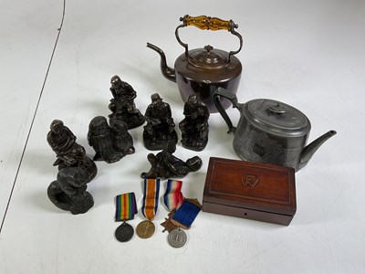 Lot 39 - A collection of items to include three World...