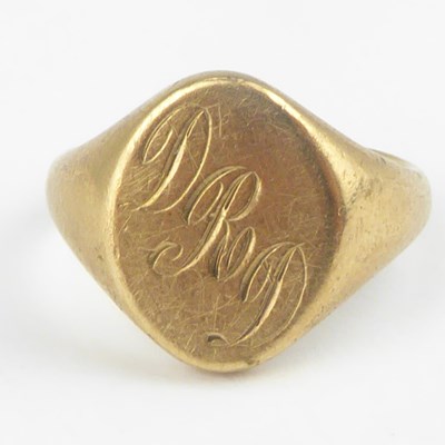 Lot 1013 - A 9ct gold signet ring with engraved initials '...