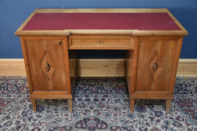 Lot 45 - A 20th century mahogany leather topped desk,...