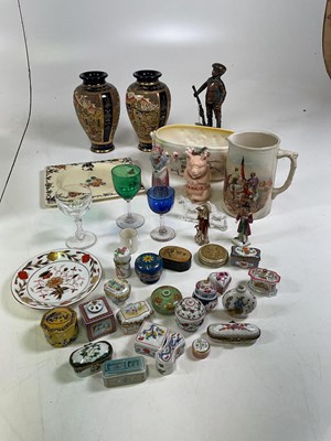 Lot 195 - A mixed lot of ceramics including a moulded...