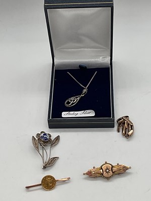 Lot 448 - A 9ct gold brooch set with a seed pearl and a...