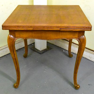 Lot 57 - An early 20th century French oak draw-leaf...