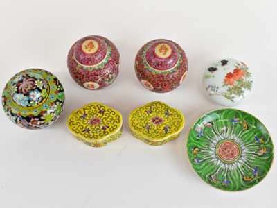 Lot 634 - A group of modern Chinese items, including...