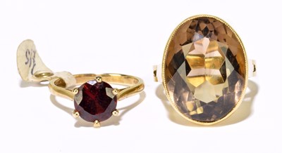 Lot 1097 - A 9ct yellow gold garnet claw set ring, size I,...