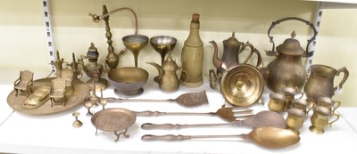 Lot 461 - A quantity of assorted metalware, mainly brass.