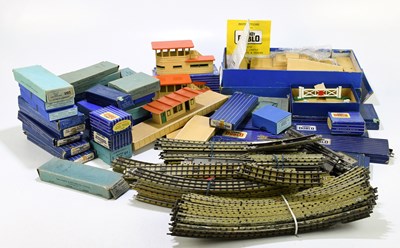 Lot 270 - HORNBY DUBLO; a collection of accessories and...