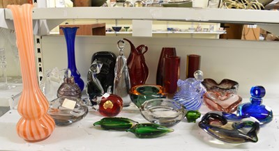 Lot 577 - A group of twenty-four pieces of art glass,...