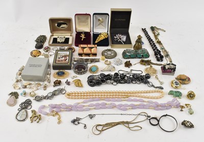 Lot 985 - A quantity of costume jewellery, including...