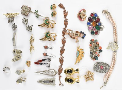 Lot 958 - A quantity of costume and silver jewellery...