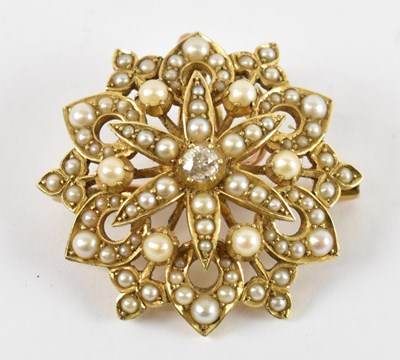 Lot 930 - A 15ct yellow gold star brooch/pendant set...