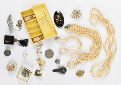 Lot 955 - A quantity of costume jewellery, including...