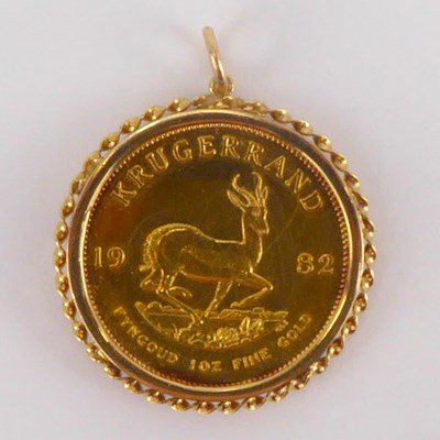 Lot 868 - A 1982 Krugerrand, 1oz fine gold, in 9ct gold...