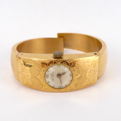 Lot 1009 - A lady's vintage 18ct yellow gold bracelet...