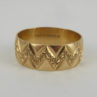 Lot 942 - A 1970s vintage floral patterned band ring,...