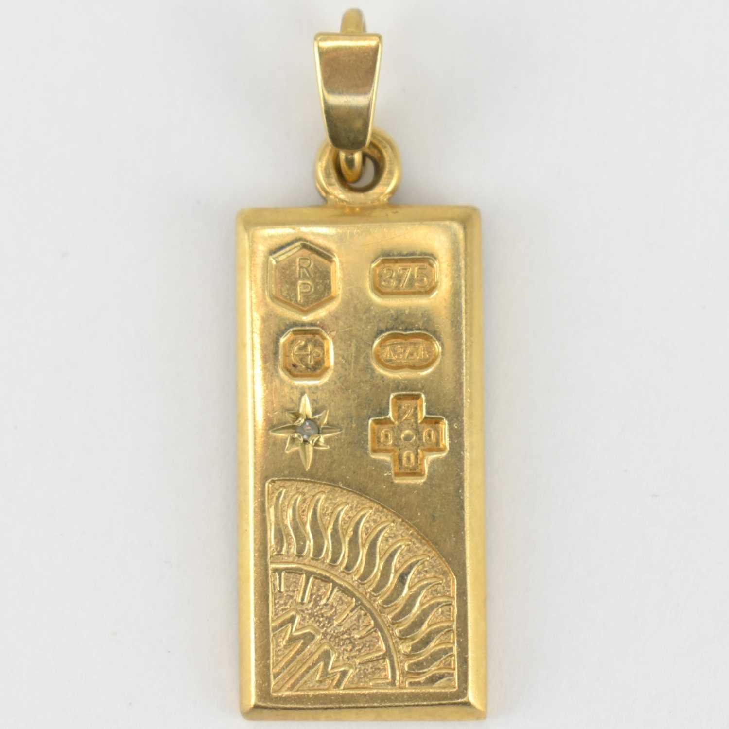 Lot 920 - A 9ct gold ingot style pendant, length 2.5cm,...