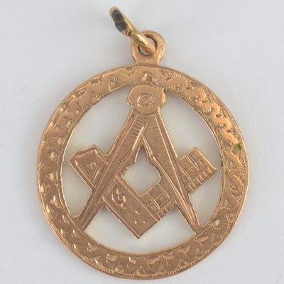 Lot 970 - A 9ct gold Masonic pendant, diameter 2.2cm,...