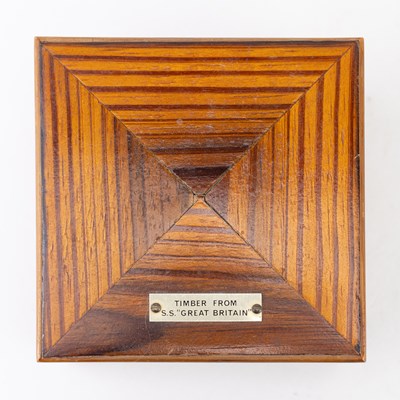 Lot 542 - A cast iron plaque commemorating the SS Great...