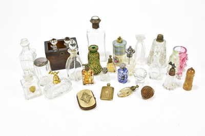 Lot 305 - A collection of Victorian and later scent...