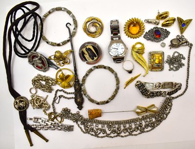 Lot 897 - Various items of costume jewellery to include...