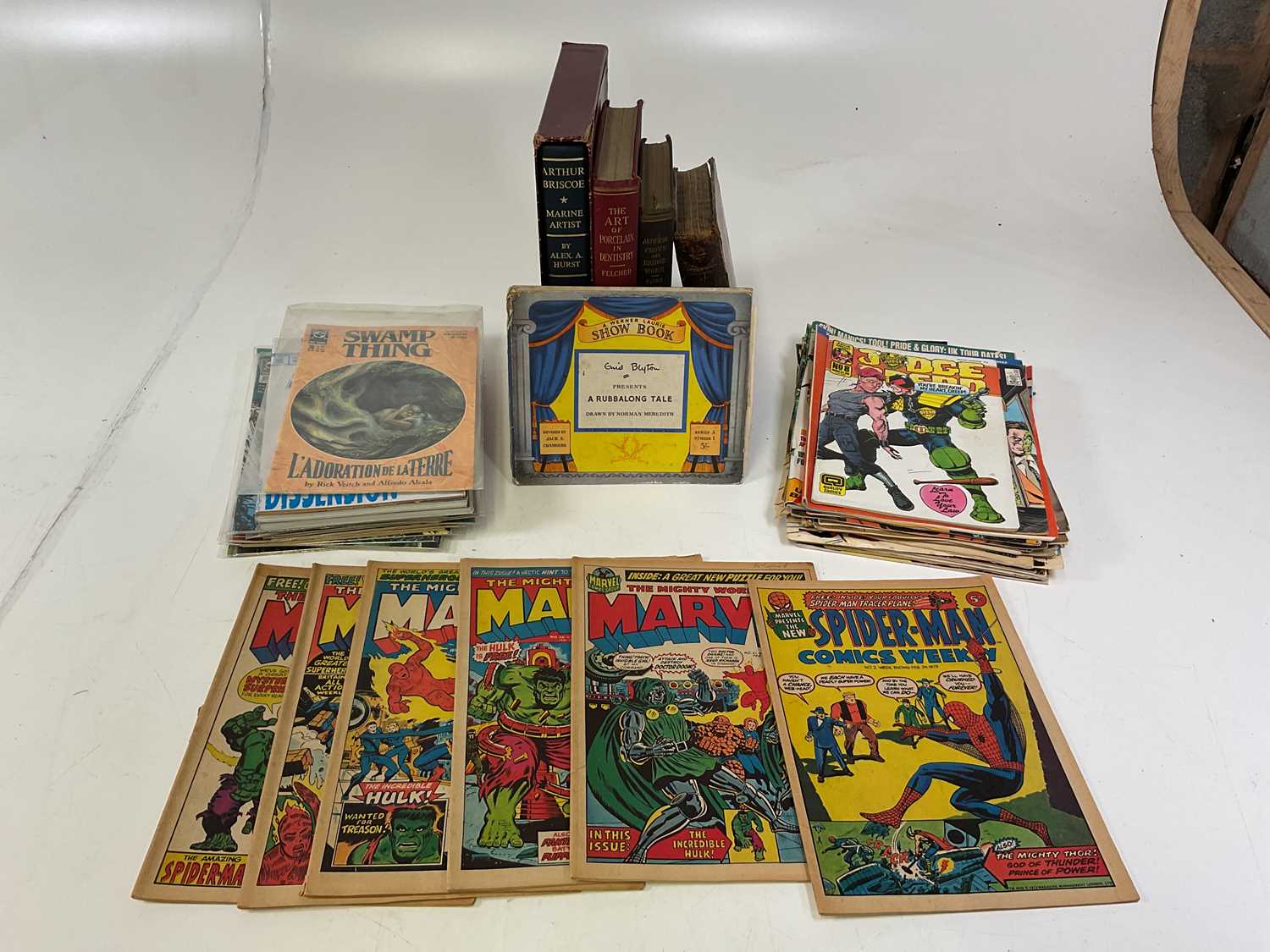 Lot 184 - A mixed collection of books and comics...