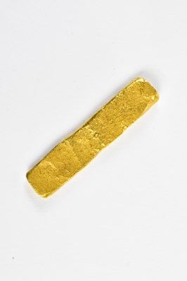 Lot 2 - A yellow metal bar of rectangular form,...