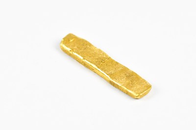 Lot 2 - A yellow metal bar of rectangular form,...