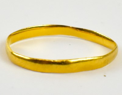 Lot 828 - A 22ct yellow gold wedding band, size K,...