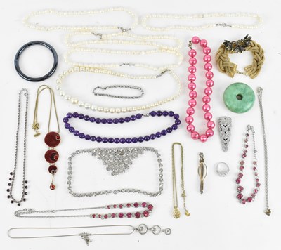 Lot 860 - A quantity of costume jewellery, including...