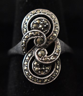 Lot 857 - A 9ct white gold and silver dress ring, size...