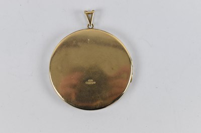 Lot 825 - A 9ct yellow gold locket pendant, diameter 4cm,...