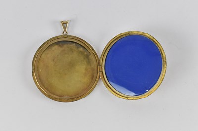 Lot 825 - A 9ct yellow gold locket pendant, diameter 4cm,...