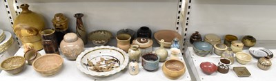 Lot 469 - A group of studio pottery style items...