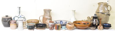 Lot 470 - A group of studio pottery style items...