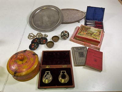Lot 40 - An assortment of collectables including an...