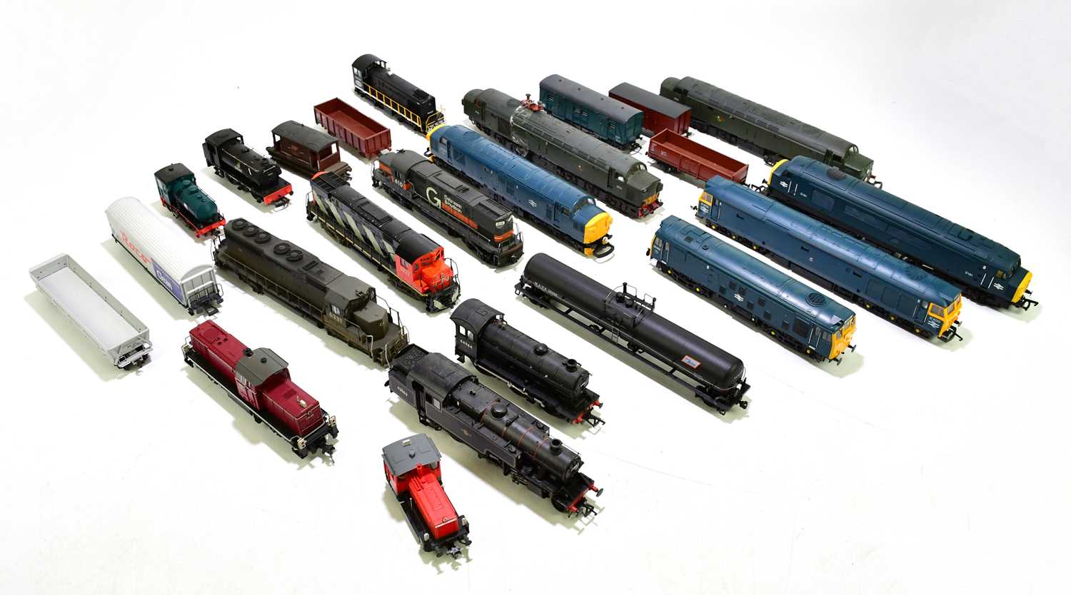 Lot 285 - A collection of various OO gauge carriages and...