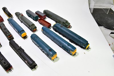 Lot 285 - A collection of various OO gauge carriages and...