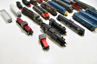 Lot 285 - A collection of various OO gauge carriages and...