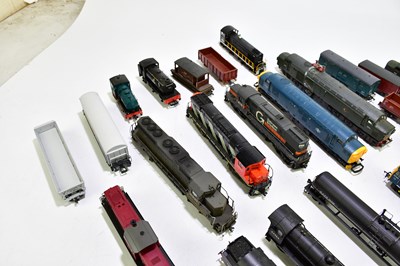 Lot 285 - A collection of various OO gauge carriages and...