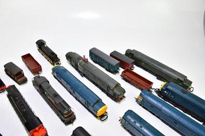 Lot 285 - A collection of various OO gauge carriages and...