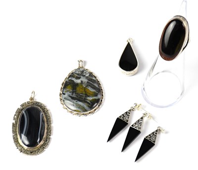 Lot 879 - A hallmarked silver teadrop-shaped black onyx...