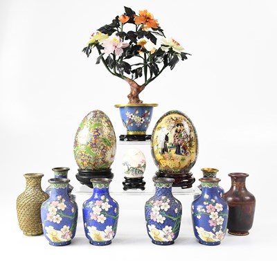 Lot 421 - A group of small cloisonné vases, a cloisonné...