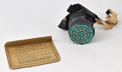 Lot 373 - A WWII gas mask.