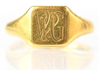 Lot 722 - An 18ct gold signet ring initialled 'V P G',...