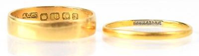 Lot 720 - An 18ct gold wedding ring stamped 18, size Q...