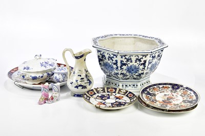 Lot 1400 - A collection of ceramics to include a modern...