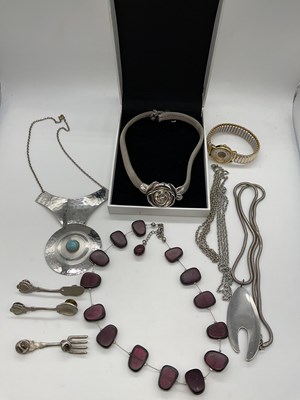 Lot 528 - A small group of costume jewellery including...