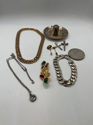 Lot 526 - A small group of costume jewellery including...