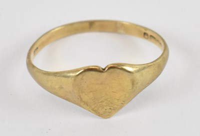 Lot 850 - A 9ct yellow gold heart shaped signet ring,...